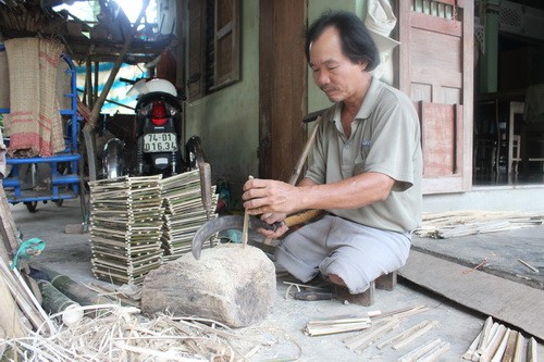 People undefeated by post-war bombs and mines - ảnh 2